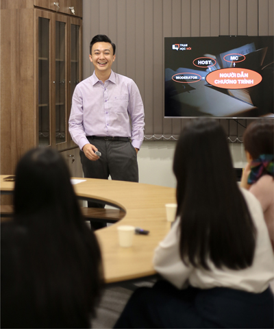 Trạm học nói mà Tô Ny sáng lập gần đây trở thành điểm hẹn thu hút nhiều gen Z tìm đến để trở thành phiên bản tự tin và giàu nội lực hơn