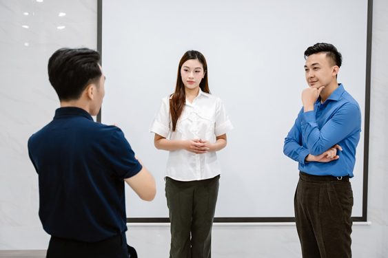 Từ việc “học nói” cùng Tô Ny (bìa phải), nhiều bạn trẻ có sự thay đổi tích cực hơn
