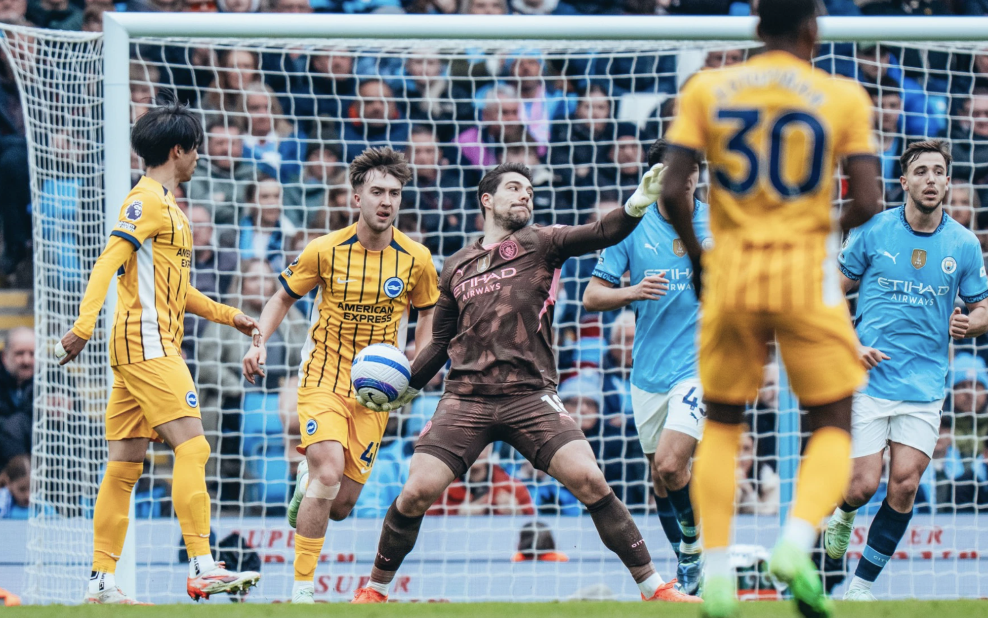 Haaland, Marmoush cùng ghi bàn, Man City mất điểm sân nhà trước Brighton