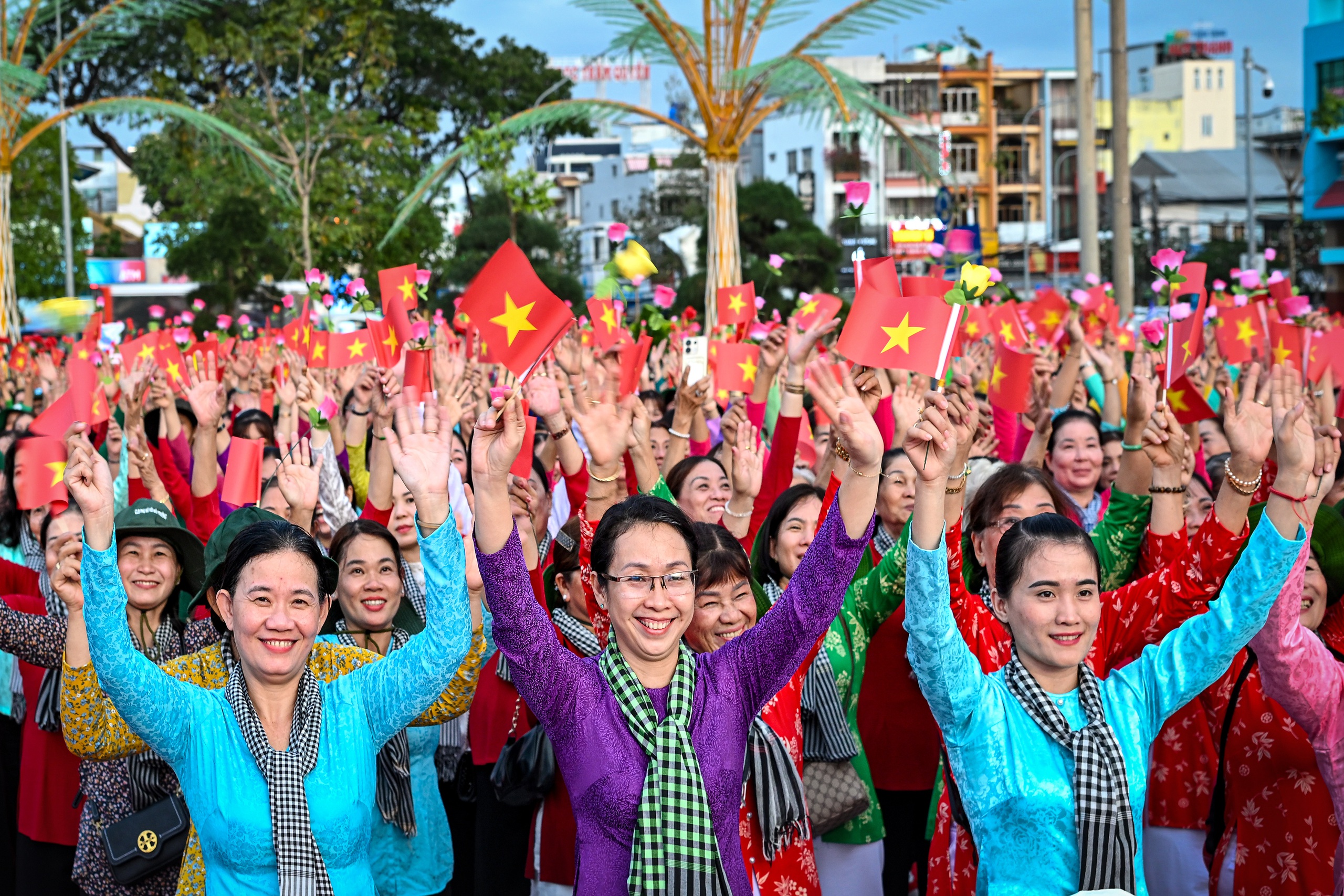 Đồng diễn cờ hoa và áo dài. Ảnh: KIỀU ANH DŨNG