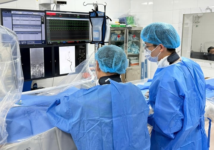 Đang đi đường, b&eacute; trai 13 tuổi bất ngờ đột quỵ ng&atilde; khuỵu- Ảnh 2.