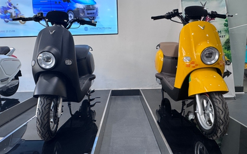 "Cuộc chiến" xe máy điện giá rẻ