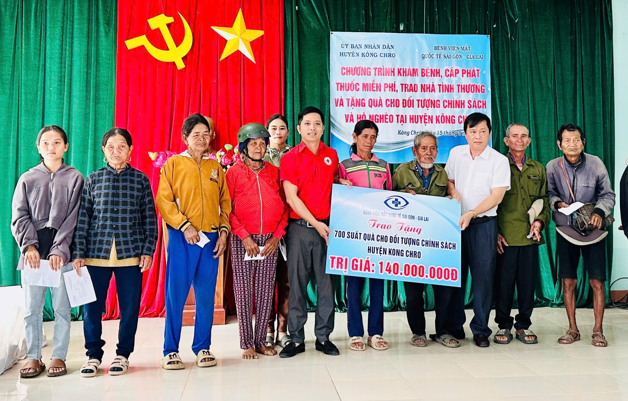 Bệnh viện mắt Quốc tế S&agrave;i G&ograve;n - Gia Lai chữa bệnh, gi&uacute;p d&acirc;n an cư- Ảnh 4.