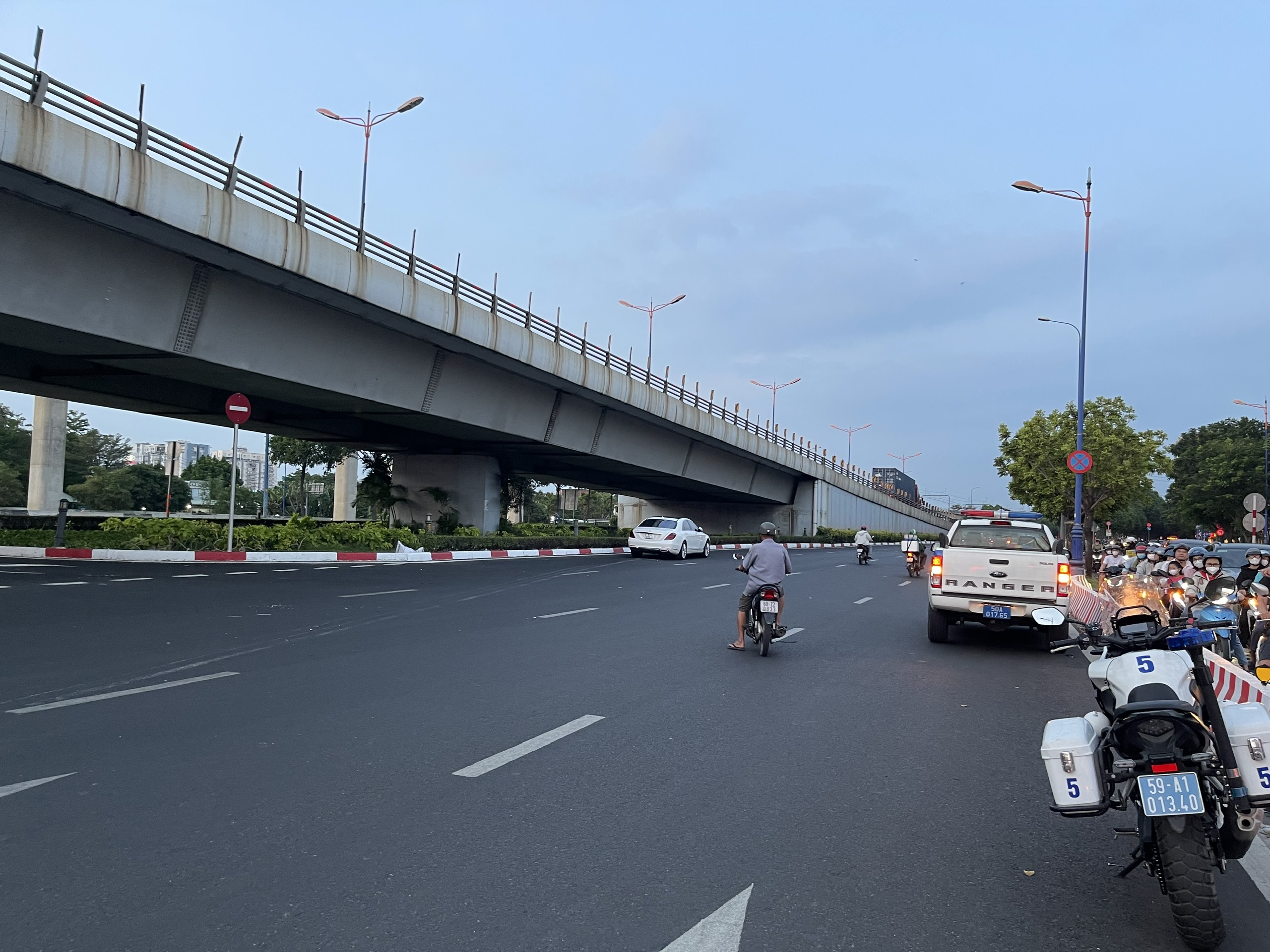Nữ t&agrave;i xế l&aacute;i Mercedes t&ocirc;ng 10 xe m&aacute;y ở Thủ Đức: &Ocirc; t&ocirc; đi v&agrave;o l&agrave;n xe m&aacute;y, cấm &ocirc; t&ocirc;- Ảnh 1.