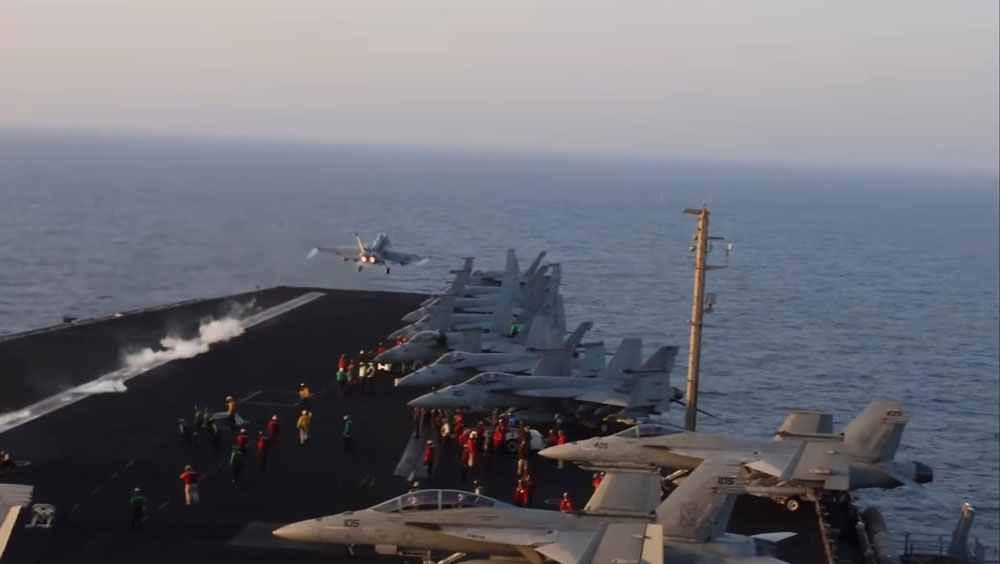 Một chiến đấu cơ cất c&aacute;nh từ t&agrave;u s&acirc;n bay USS Harry S. Truman để tấn c&ocirc;ng c&aacute;c mục ti&ecirc;u của lực lượng Houthi ở Yemen h&ocirc;m 15-3. Ảnh: BỘ TƯ LỆNH TRUNG T&Acirc;M MỸ