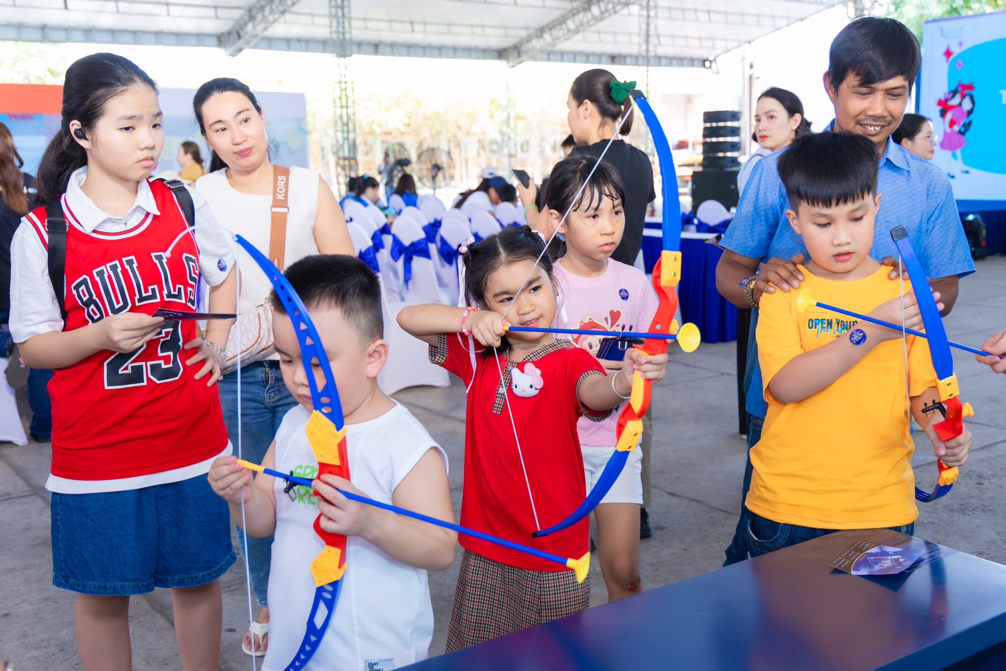 100 b&eacute; g&aacute;i kh&oacute; khăn h&oacute;a th&acirc;n th&agrave;nh c&ocirc;ng ch&uacute;a diễn thời trang c&ugrave;ng Hoa hậu H'Hen Ni&ecirc;- Ảnh 5.