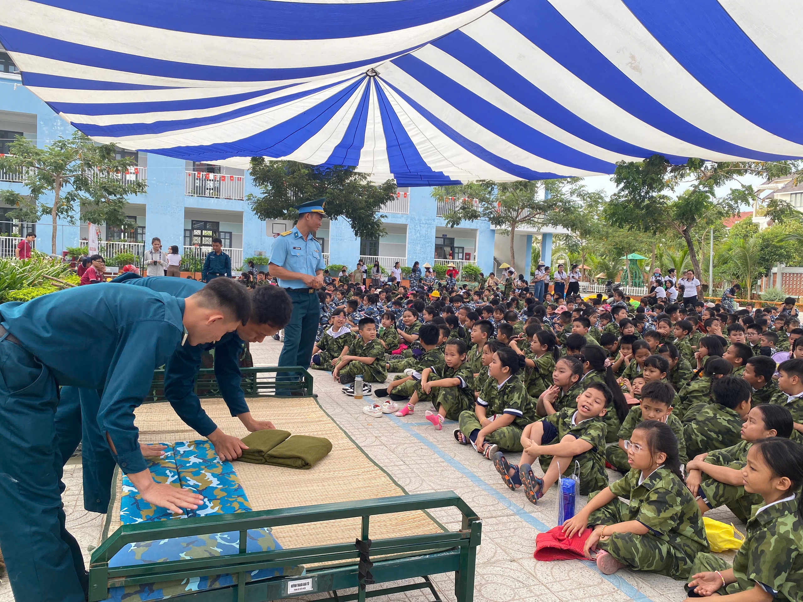 Bộ đội t&ecirc;n lửa truyền lửa cho học sinh- Ảnh 1.
