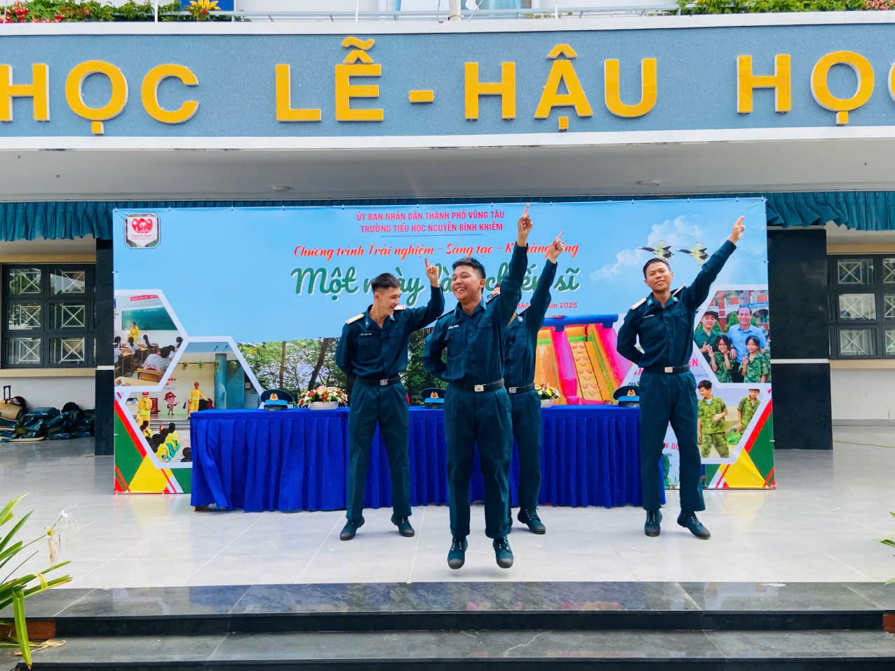 Bộ đội t&ecirc;n lửa truyền lửa cho học sinh- Ảnh 2.