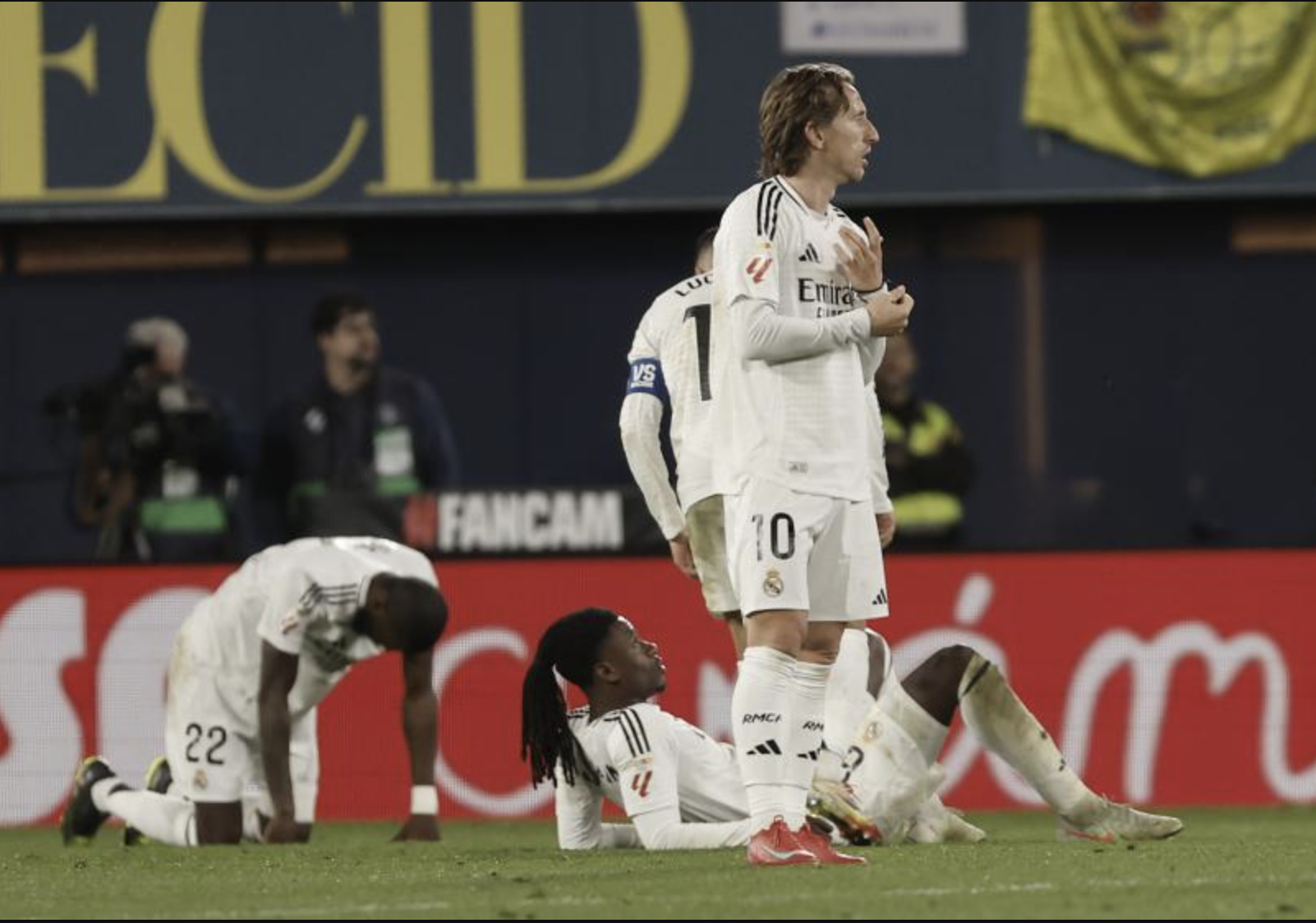 Nhấn ch&igrave;m "t&agrave;u ngầm v&agrave;ng", Mbappe đưa Real Madrid l&ecirc;n đỉnh bảng La Liga- Ảnh 1.