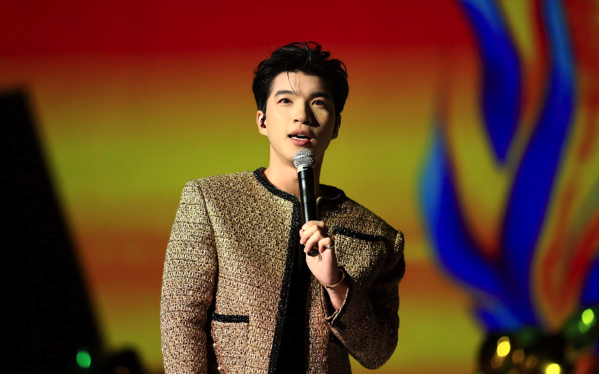 HIEUTHUHAI "say nắng" khán giả Hà Nội