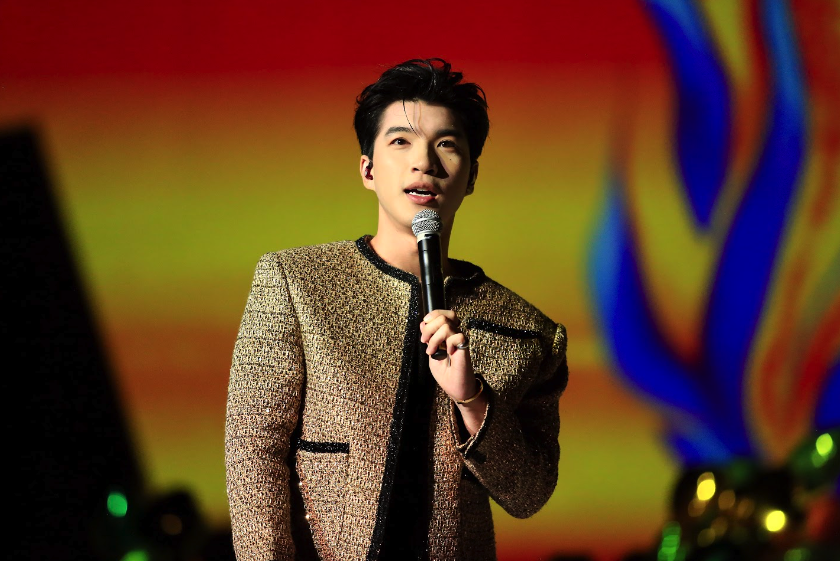 HIEUTHUHAI "say nắng" kh&aacute;n giả H&agrave; Nội- Ảnh 2.