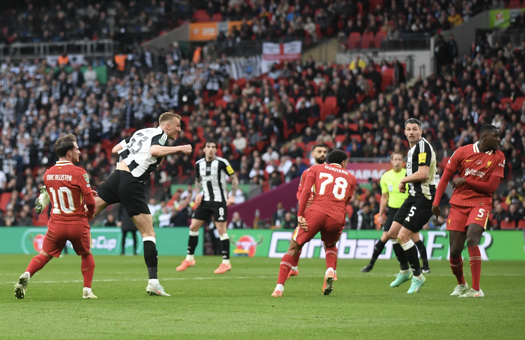 Liverpool th&agrave;nh cựu vương League Cup, Newcastle c&oacute; danh hiệu sau 70 năm- Ảnh 2.
