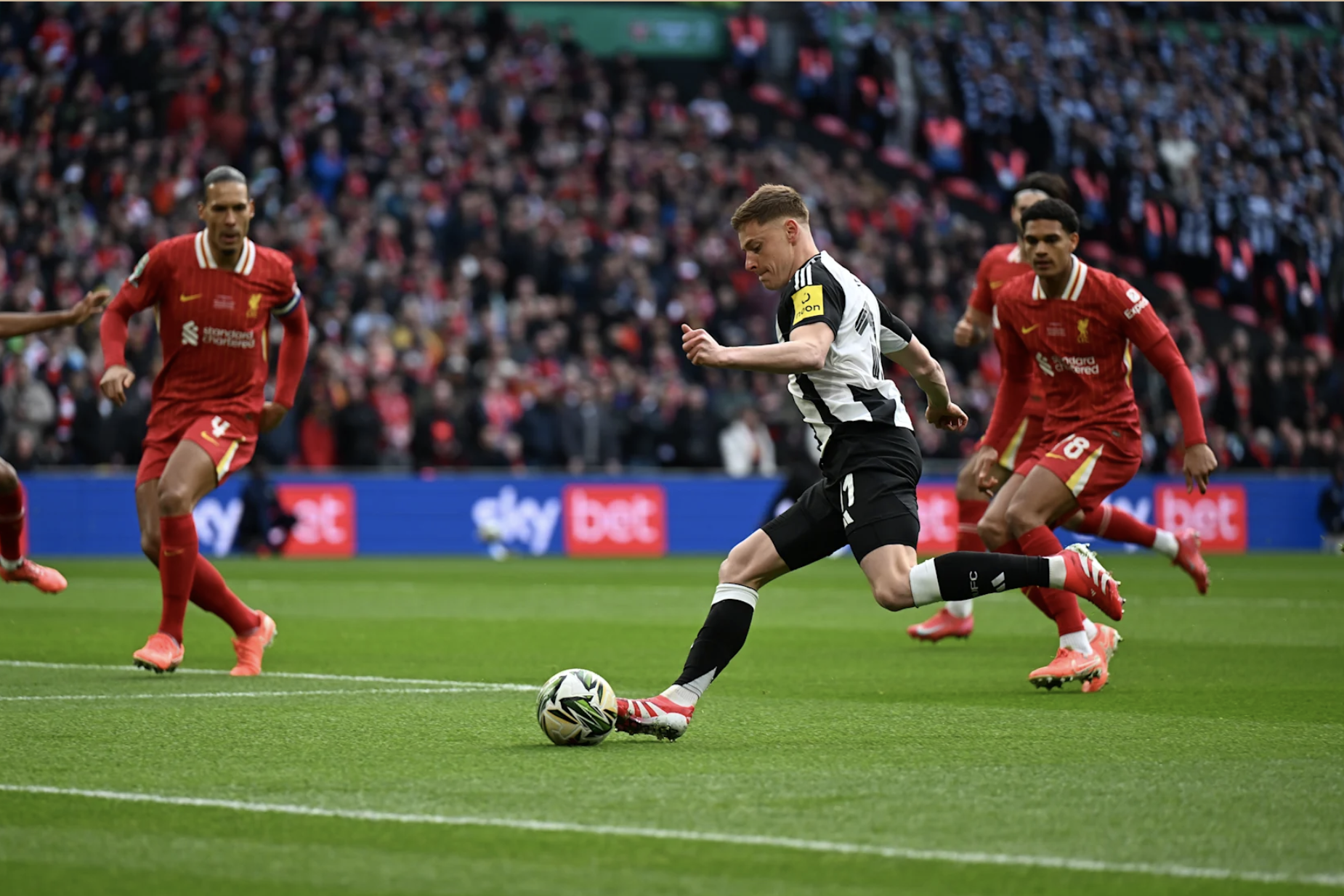 Liverpool th&agrave;nh cựu vương League Cup, Newcastle c&oacute; danh hiệu sau 70 năm- Ảnh 3.