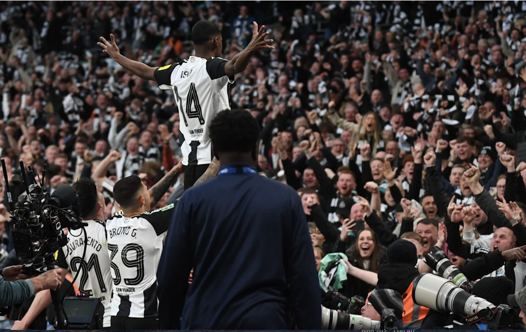 Liverpool th&agrave;nh cựu vương League Cup, Newcastle c&oacute; danh hiệu sau 70 năm- Ảnh 5.