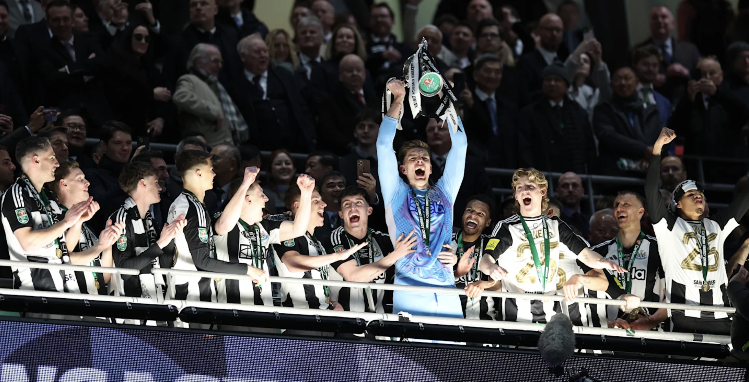 Liverpool th&agrave;nh cựu vương League Cup, Newcastle c&oacute; danh hiệu sau 70 năm- Ảnh 11.