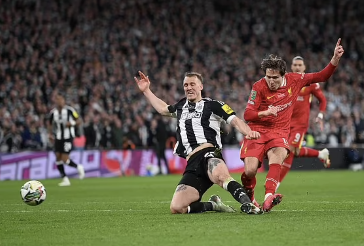Liverpool th&agrave;nh cựu vương League Cup, Newcastle c&oacute; danh hiệu sau 70 năm- Ảnh 6.