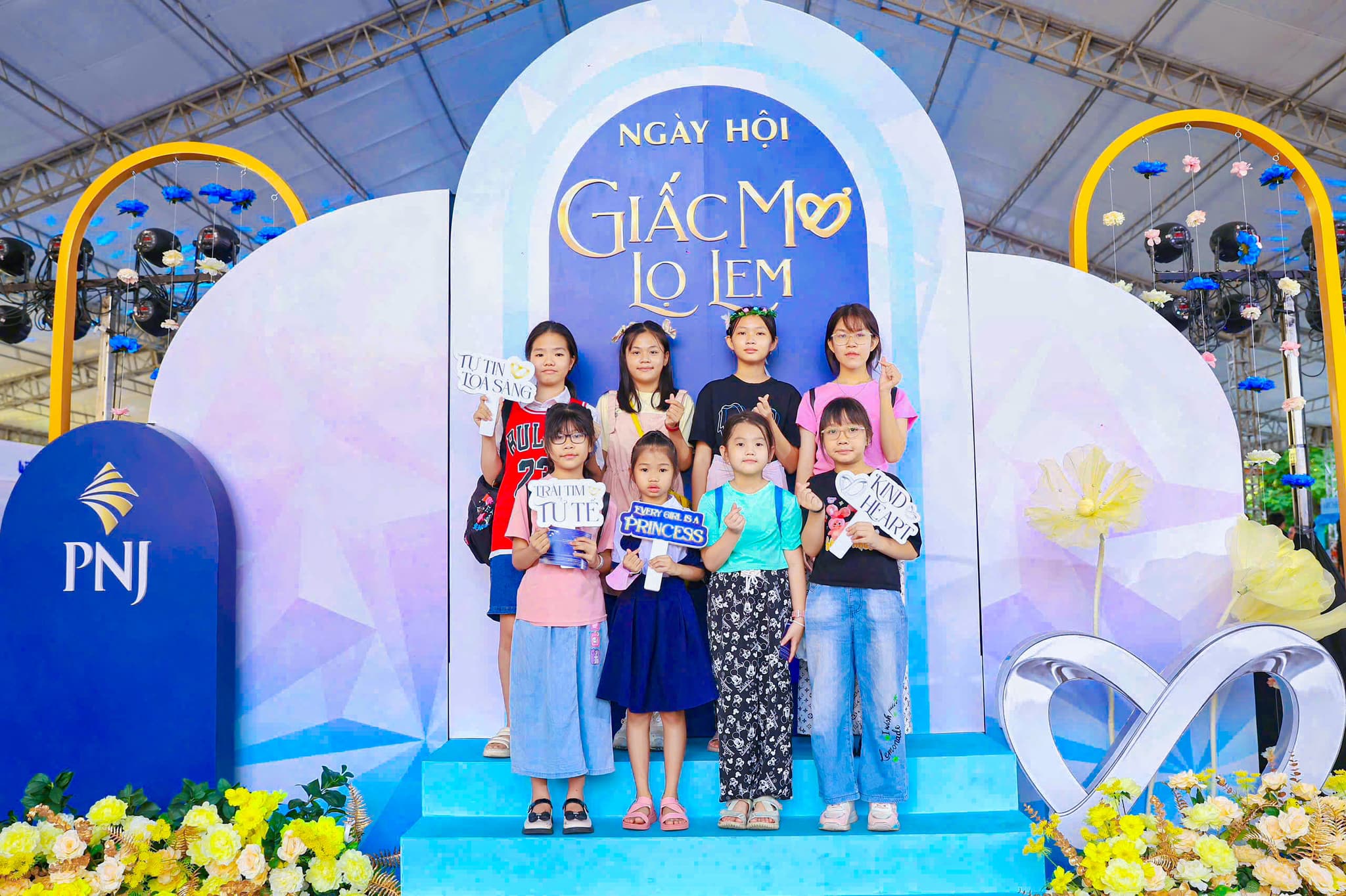 100 b&eacute; g&aacute;i kh&oacute; khăn h&oacute;a th&acirc;n th&agrave;nh c&ocirc;ng ch&uacute;a diễn thời trang c&ugrave;ng Hoa hậu H'Hen Ni&ecirc;- Ảnh 4.