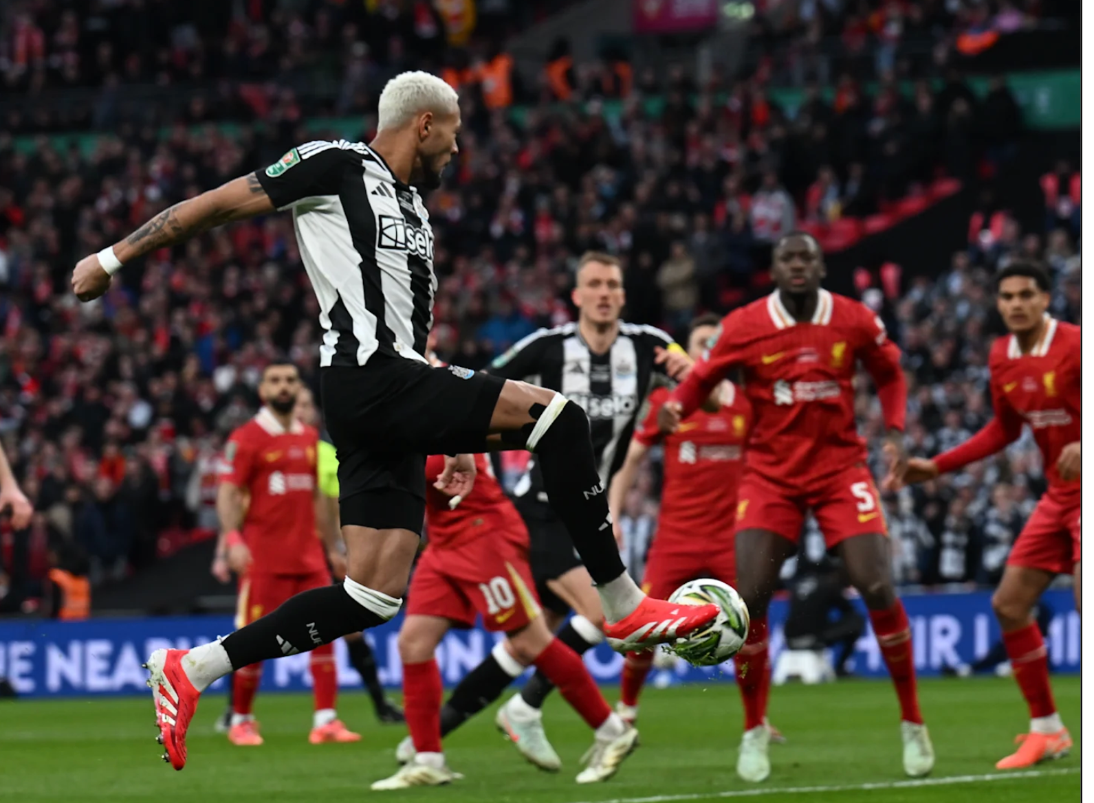 Liverpool th&agrave;nh cựu vương League Cup, Newcastle c&oacute; danh hiệu sau 70 năm- Ảnh 1.
