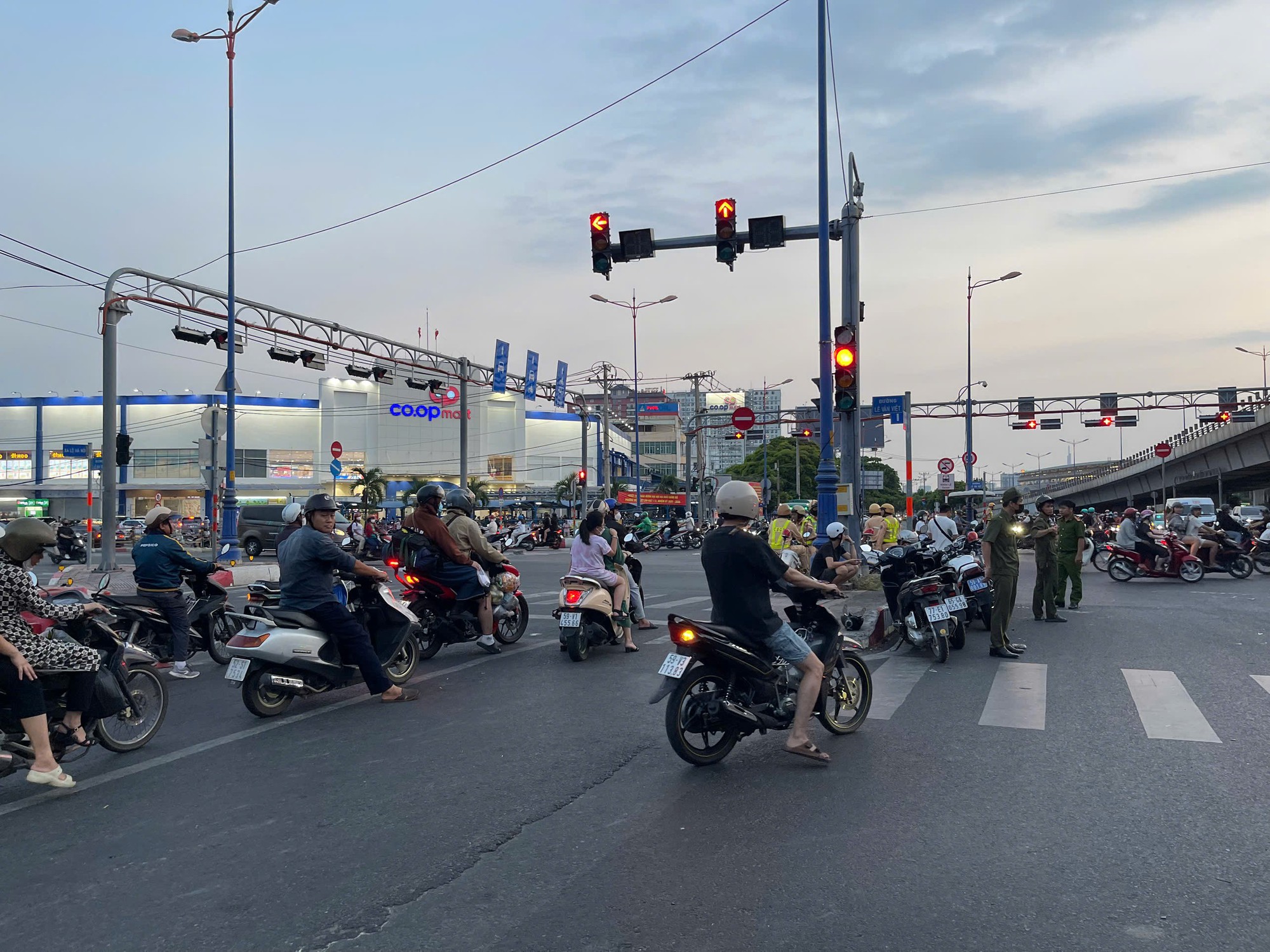 Kinh h&atilde;i nữ t&agrave;i xế l&aacute;i &ocirc; t&ocirc; t&ocirc;ng khoảng 10 xe m&aacute;y đang chờ đ&egrave;n đỏ ngay ng&atilde; tư Thủ Đức- Ảnh 3.