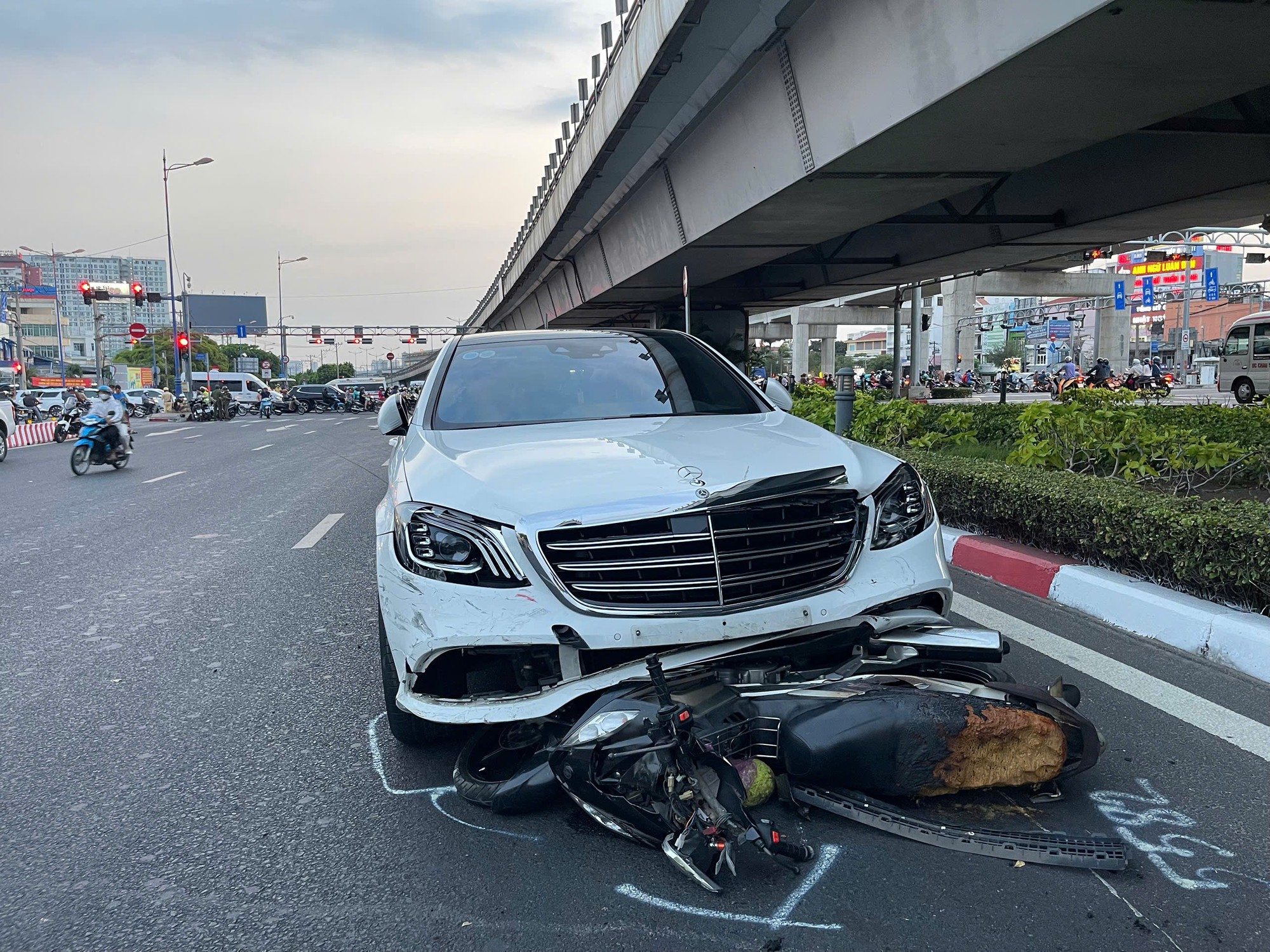 Kinh h&atilde;i nữ t&agrave;i xế l&aacute;i &ocirc; t&ocirc; t&ocirc;ng khoảng 10 xe m&aacute;y đang chờ đ&egrave;n đỏ ngay ng&atilde; tư Thủ Đức- Ảnh 2.
