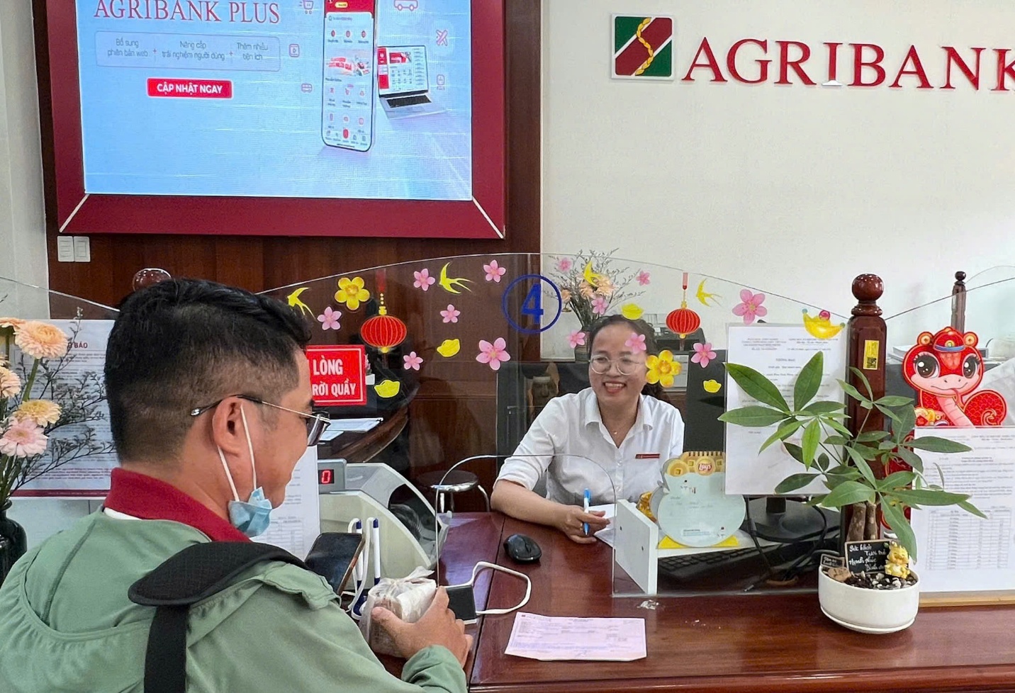 Cán bộ Agribank nhanh trí giúp cụ ông 88 tuổi thoát “bẫy” lừa đảo - Ảnh 1.