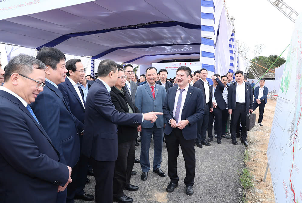 Thủ tướng chỉ đạo tuyến đường d&acirc;y 500 kV, vốn hơn 7 ng&agrave;n tỉ đồng ho&agrave;n th&agrave;nh trong 6 th&aacute;ng- Ảnh 1.