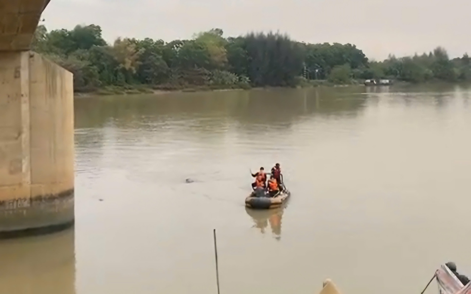 Tìm thấy thi thể nam sinh lớp 11 sau 6 ngày nhảy cầu