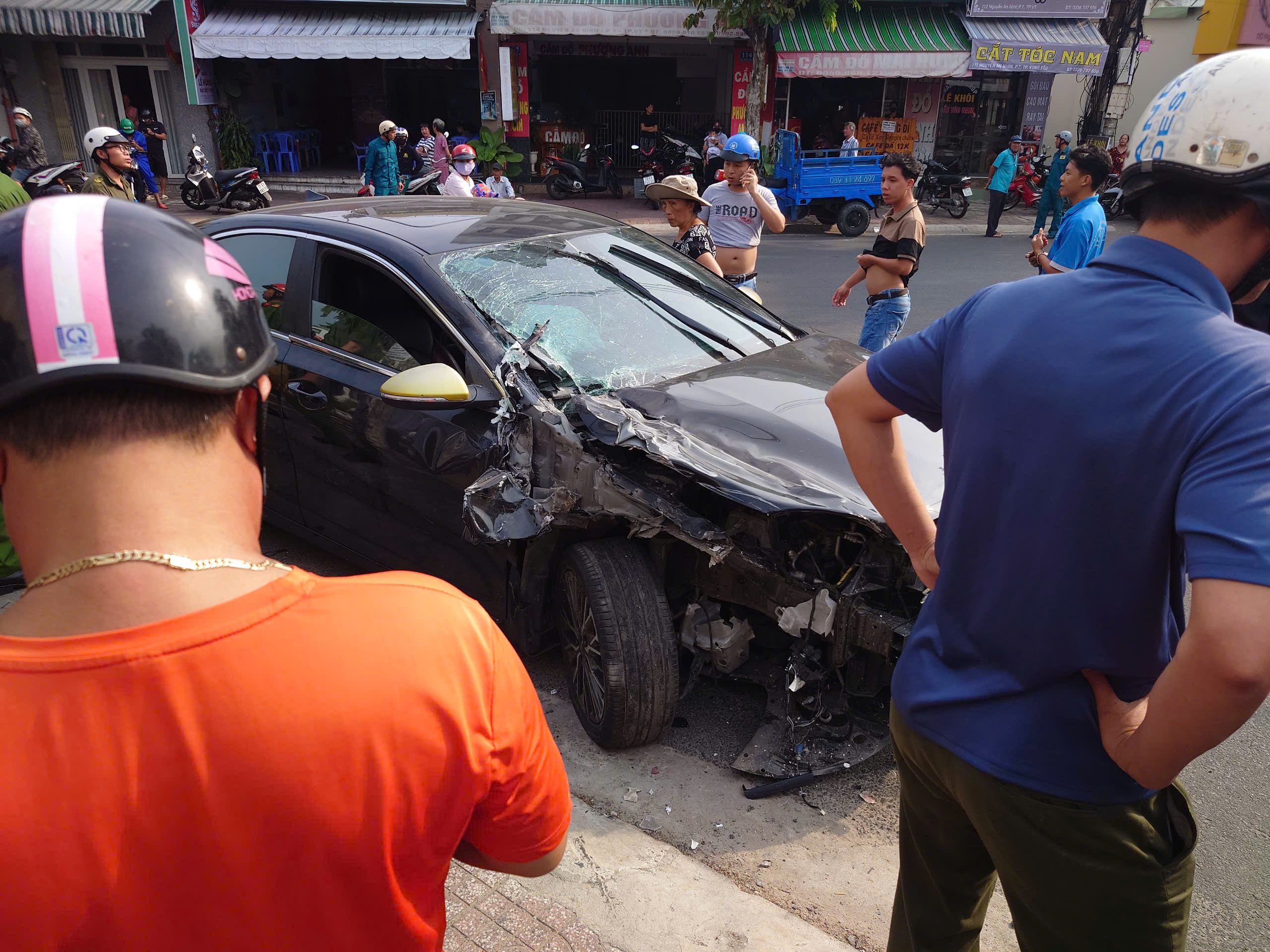 &Ocirc; t&ocirc; h&uacute;c khiến xe chở nguy&ecirc;n vật liệu lao v&agrave;o cửa h&agrave;ng- Ảnh 3.