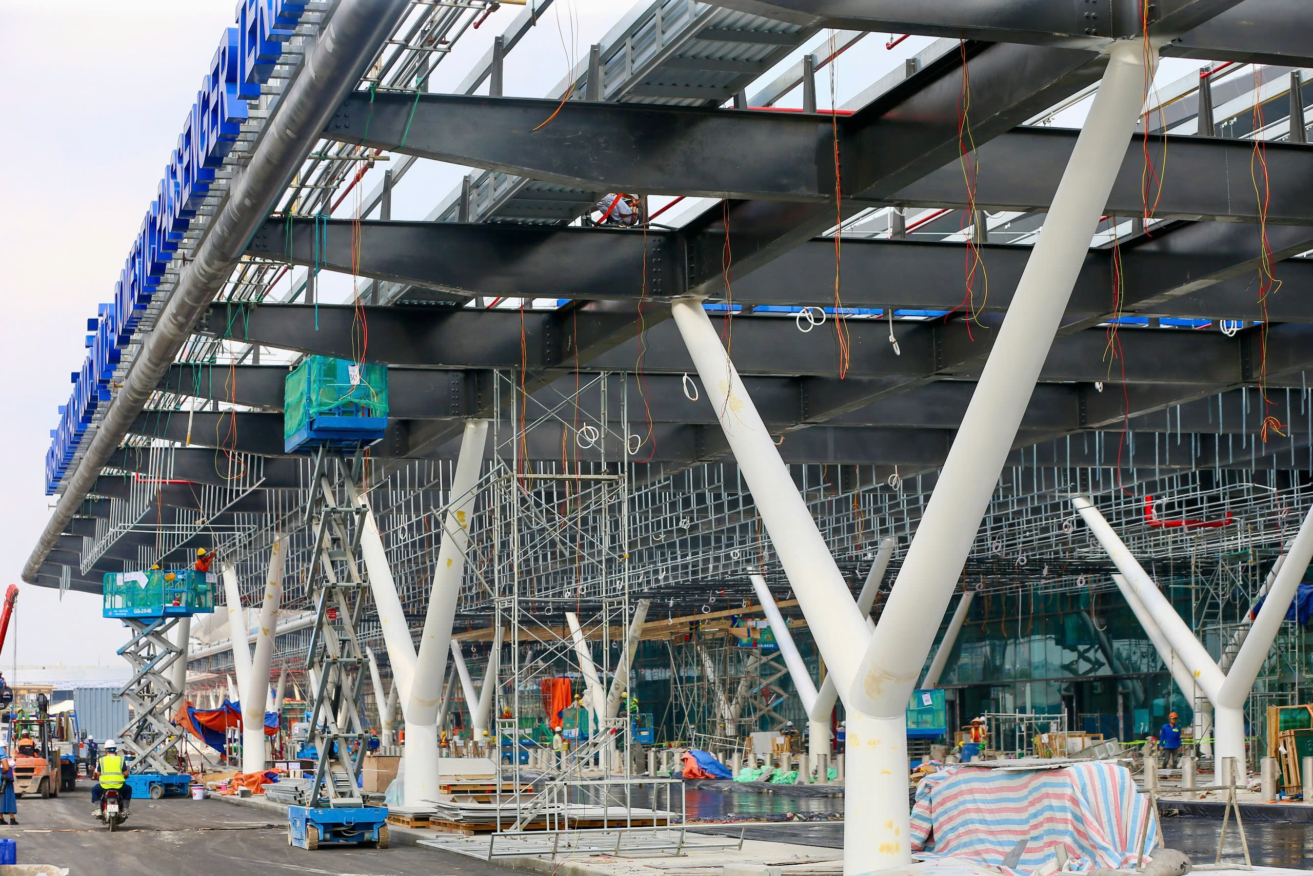 C&ocirc;ng tr&igrave;nh x&acirc;y dựng nh&agrave; ga T3 đang ho&agrave;n thiện. (Ảnh chụp ng&agrave;y 17-3) Ảnh: HO&Agrave;NG TRIỀU