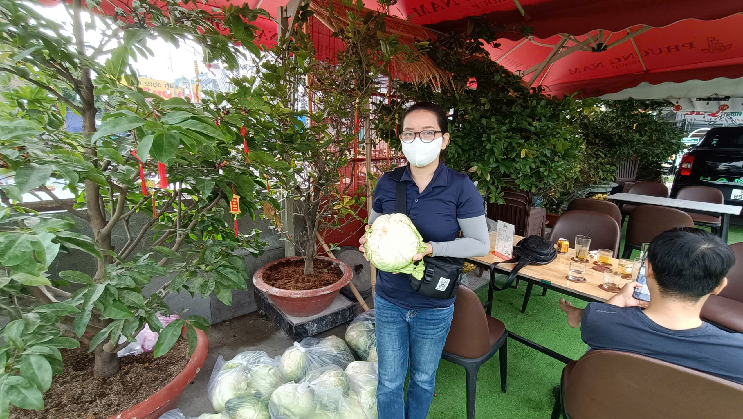 C&ocirc;ng nh&acirc;n KCX T&acirc;n Thuận v&agrave; c&acirc;u chuyện "giải cứu" bắp cải đầy x&uacute;c động- Ảnh 1.