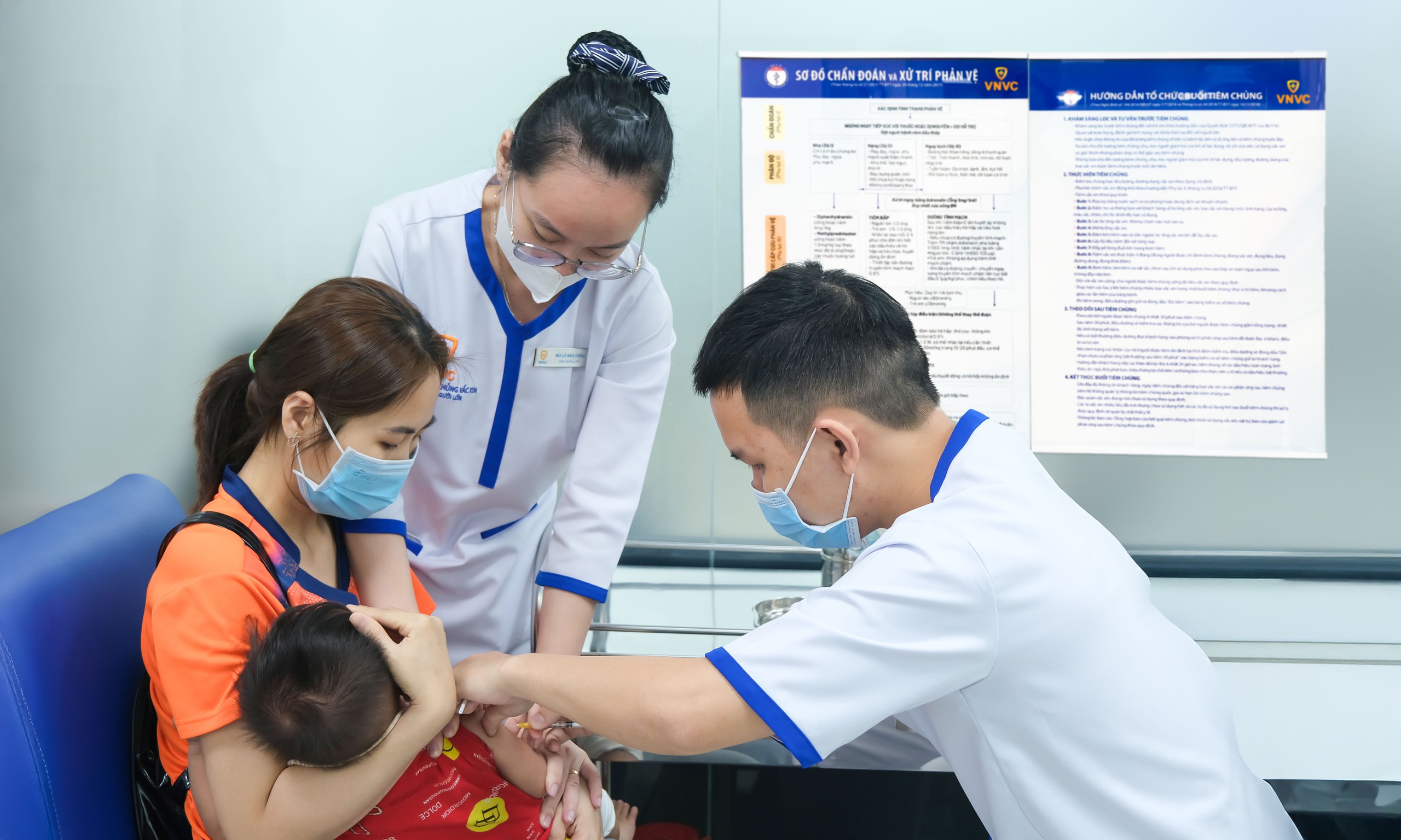 Trẻ nhỏ ti&ecirc;m vắc-xin ph&ograve;ng sởi tại VNVC. Ảnh: L&yacute; Vi