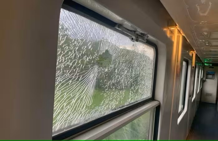 Nh&oacute;m học sinh ở Quảng Ng&atilde;i n&eacute;m đ&aacute; v&agrave;o t&agrave;u hỏa&hellip; cho vui- Ảnh 1.