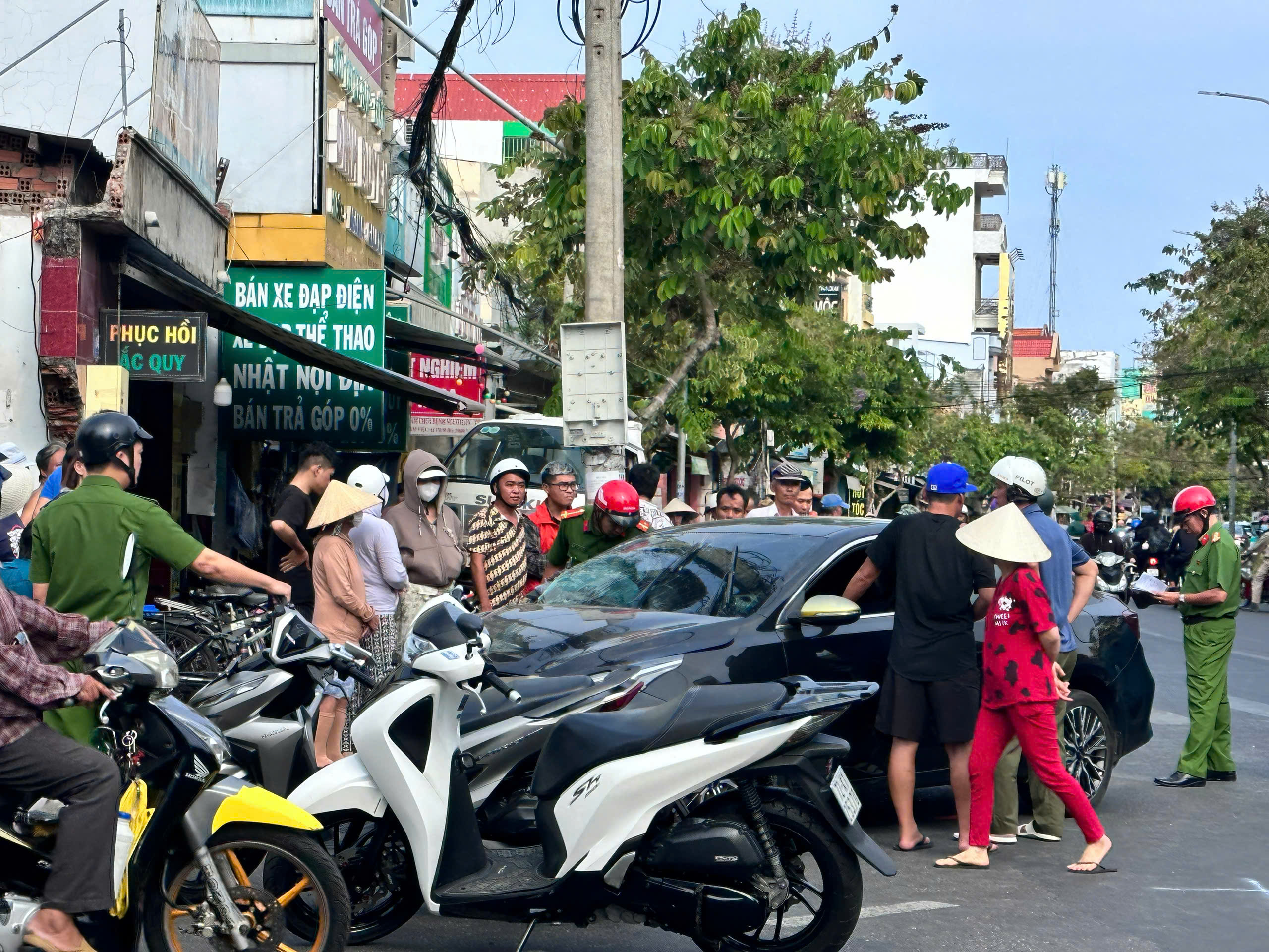&Ocirc; t&ocirc; h&uacute;c khiến xe chở nguy&ecirc;n vật liệu lao v&agrave;o cửa h&agrave;ng- Ảnh 1.
