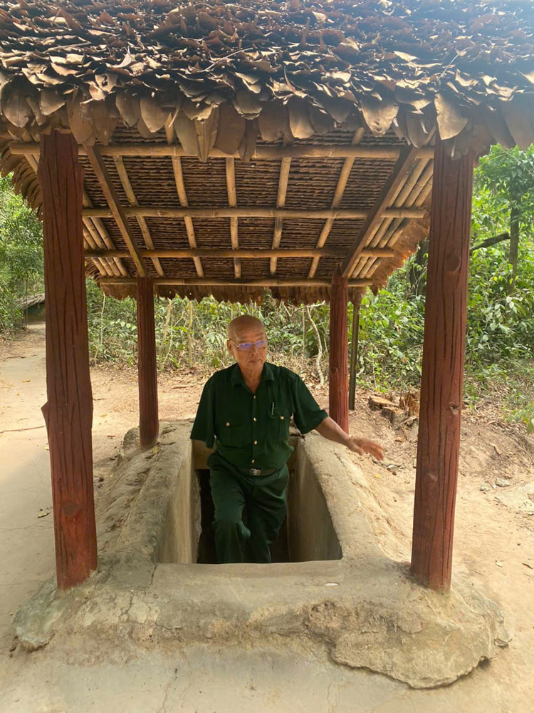 Mỗi lần thăm Địa đạo Củ Chi, &ocirc;ng Năm Chịa đều kh&ocirc;ng n&eacute;n được x&uacute;c động. Ảnh: PHAN ANH