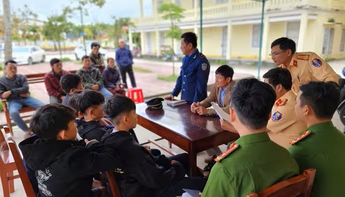 Nh&oacute;m học sinh ở Quảng Ng&atilde;i n&eacute;m đ&aacute; v&agrave;o t&agrave;u hỏa&hellip; cho vui- Ảnh 2.