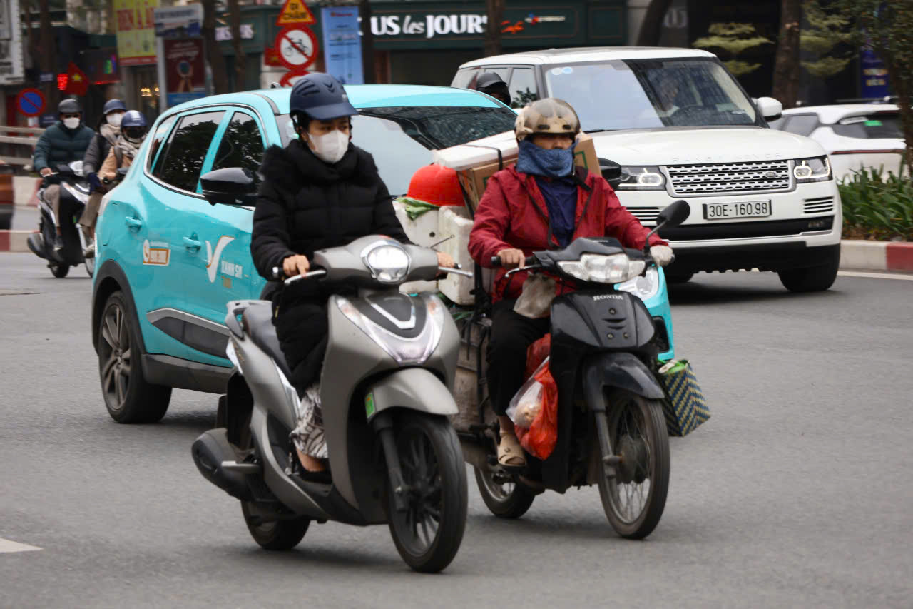 Thời tiết h&ocirc;m nay: Miền Bắc Bộ r&eacute;t đậm, miền Trung mưa d&ocirc;ng v&agrave; mưa to- Ảnh 1.