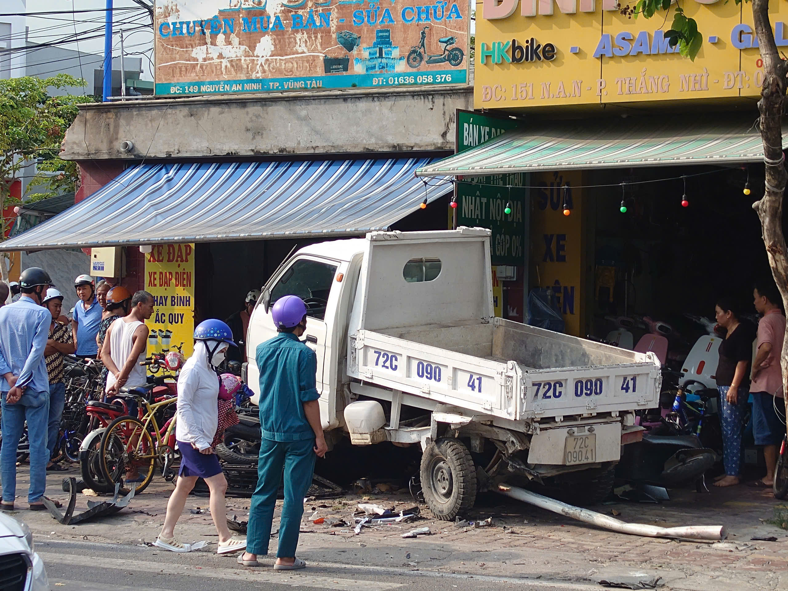 &Ocirc; t&ocirc; h&uacute;c khiến xe chở nguy&ecirc;n vật liệu lao v&agrave;o cửa h&agrave;ng- Ảnh 2.