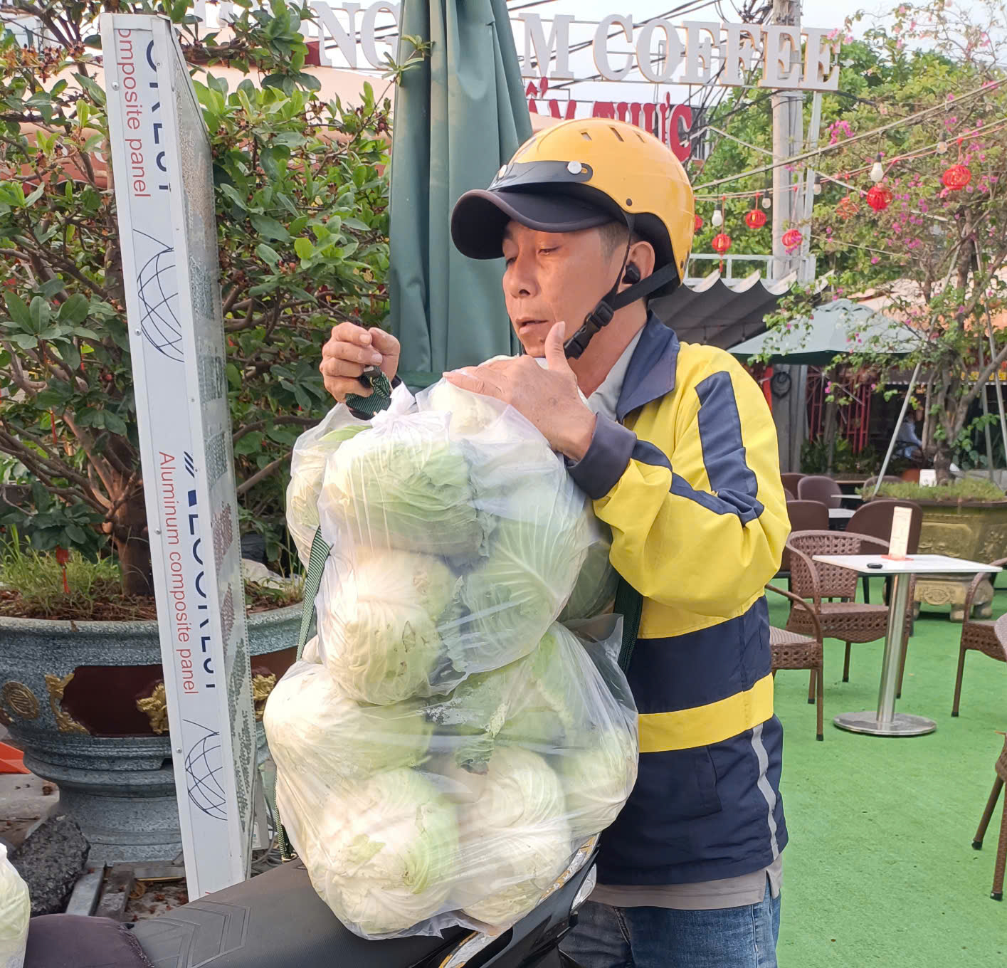 C&ocirc;ng nh&acirc;n KCX T&acirc;n Thuận v&agrave; c&acirc;u chuyện "giải cứu" bắp cải đầy x&uacute;c động- Ảnh 6.