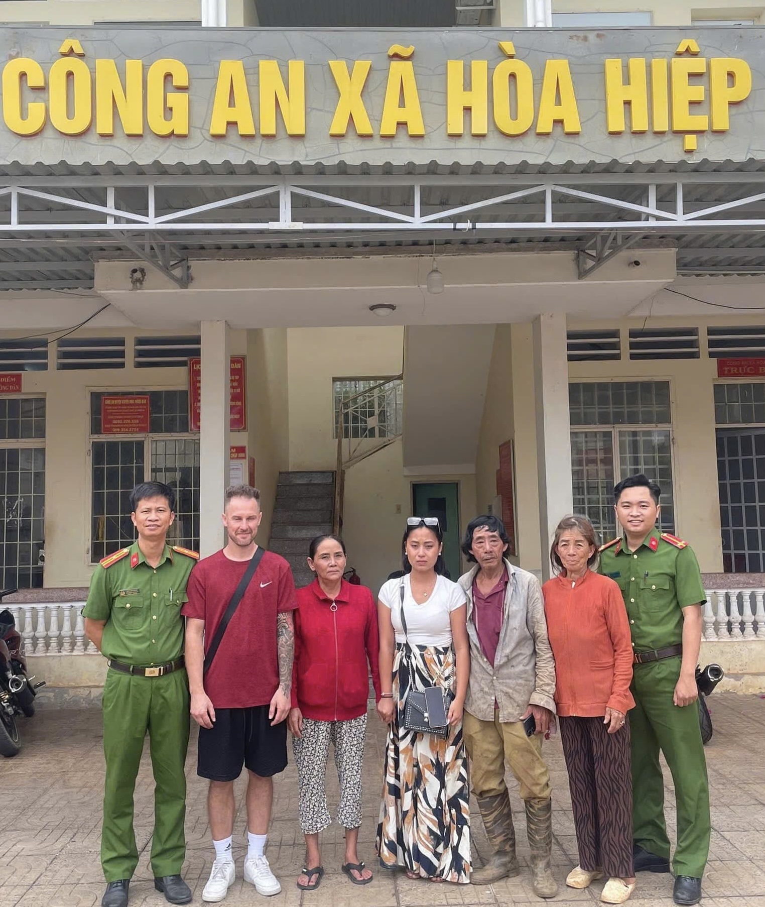 Công an xã giúp hai chị em song sinh người Pháp gốc Việt tìm lại mẹ sau 27 năm- Ảnh 2.