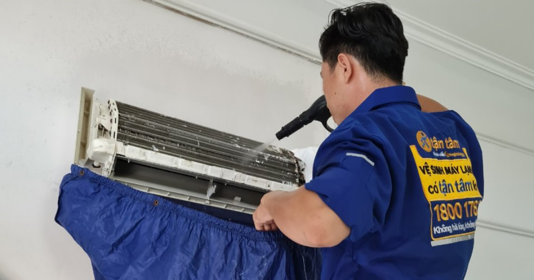 Điện m&aacute;y Xanh tặng g&oacute;i vệ sinh m&aacute;y lạnh gi&aacute; cực hời, k&eacute;o d&agrave;i suốt 4 năm- Ảnh 1.