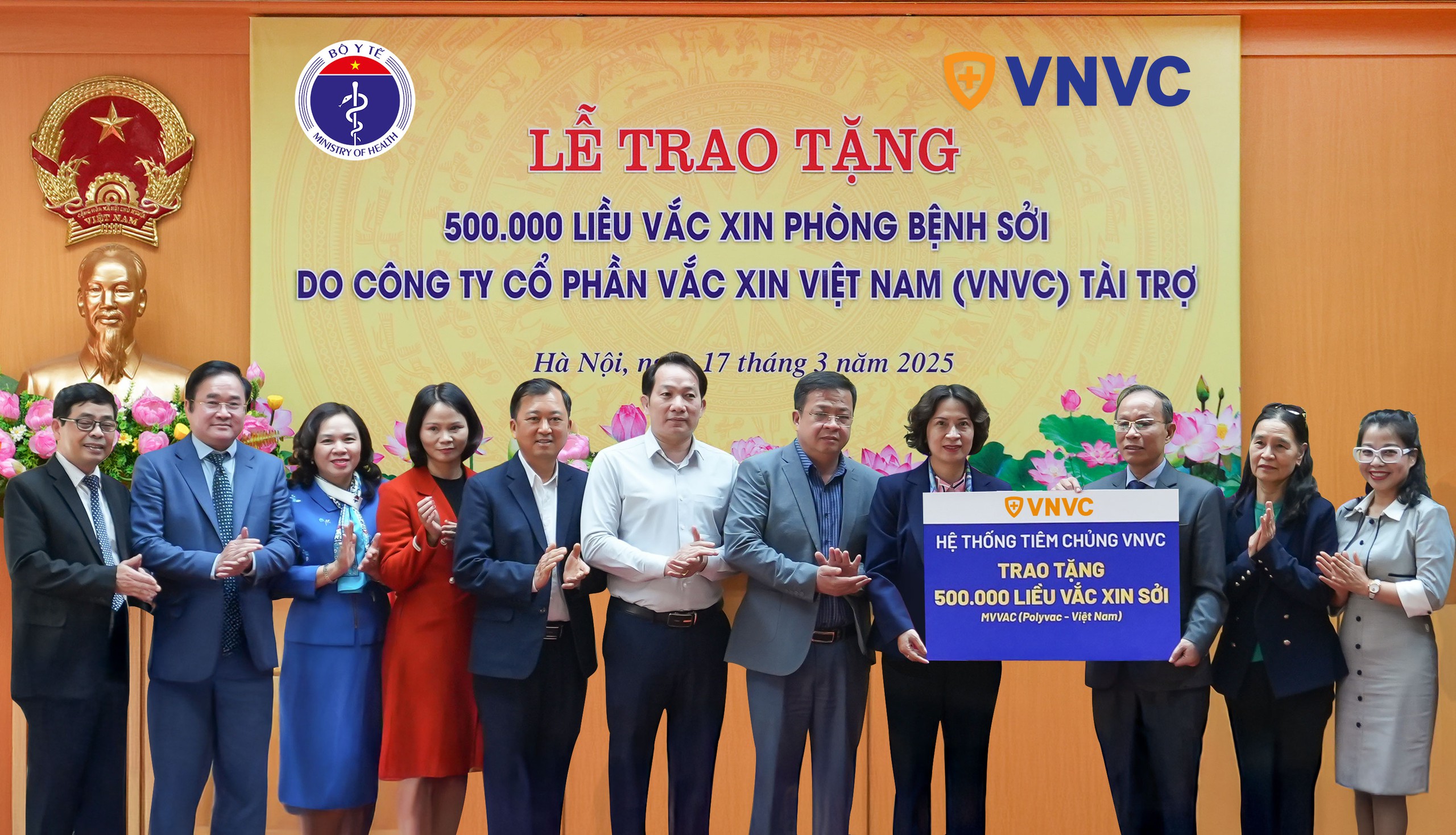Đại diện Hệ thống ti&ecirc;m chủng VNVC, ThS.BS Nghi&ecirc;m Trần Dũng trao tặng 500.000 liều vắc-xin sởi (MVVAC) cho Thứ trưởng Bộ Y tế Nguyễn Thị Li&ecirc;n Hương
