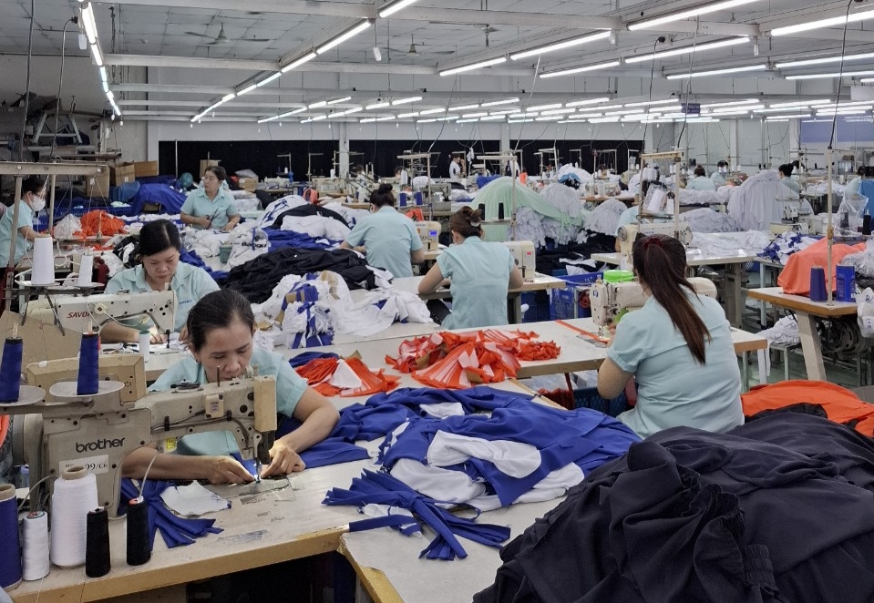 L&agrave;m sao để c&ocirc;ng nh&acirc;n sống được, doanh nghiệp c&ograve;n l&atilde;i?- Ảnh 1.