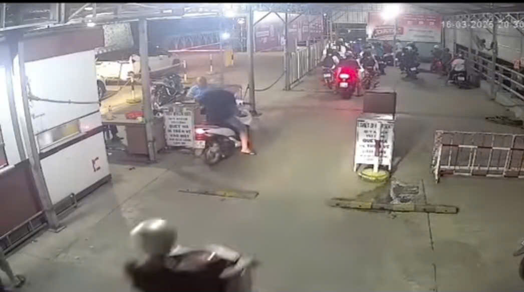 CLIP: M&acirc;u thuẫn với vợ rồi ch&eacute;m d&atilde; man nh&acirc;n vi&ecirc;n bến ph&agrave; ở An Giang- Ảnh 1.