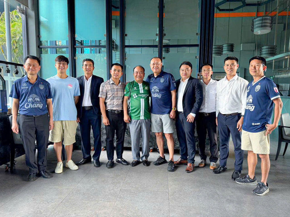 &Ocirc;ng Phạm Hương Sơn (giữa) trong chuyến tham quan, trao đổi kinh nghiệm hoạt động tại CLB Buriram United - Th&aacute;i Lan. Ảnh: CLB TRƯỜNG TƯƠI B&Igrave;NH PHƯỚC