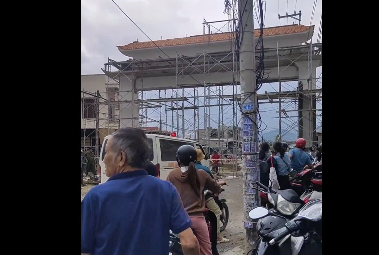 Sập gi&agrave;n gi&aacute;o, 5 người bị thương- Ảnh 1.
