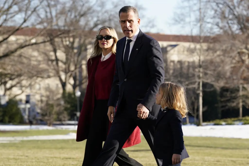 &Ocirc;ng Donald Trump hủy bỏ chế độ bảo vệ mật vụ đối với &ocirc;ng Hunter Biden. Ảnh: POOL/EPA-EFE/Shutterstock