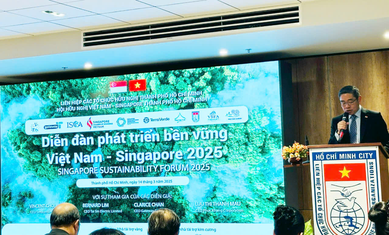 Ông Pang Te Chang - Tổng Lãnh sự Singapore tại TP HCM phát biểu mở đầu Diễn đàn Phát triển bền vững Việt Nam - Singapore