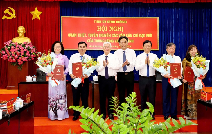 Trao quyết định của Ban Bí thư Trung ương Đảng về công tác cán bộ ở Bình Dương- Ảnh 1.