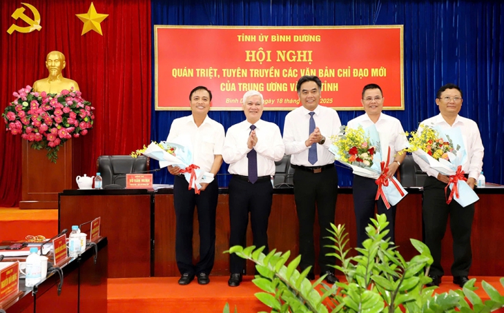 Trao quyết định của Ban Bí thư Trung ương Đảng về công tác cán bộ ở Bình Dương- Ảnh 2.