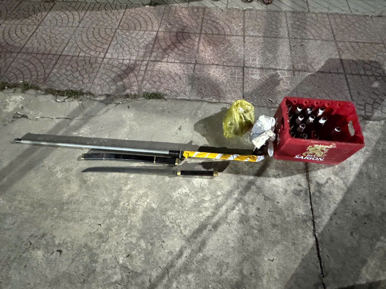 20 thanh thiếu ni&ecirc;n mang kiếm, bom xăng&hellip; chuẩn bị hỗn chiến g&acirc;y n&aacute;o loạn đường phố- Ảnh 2.